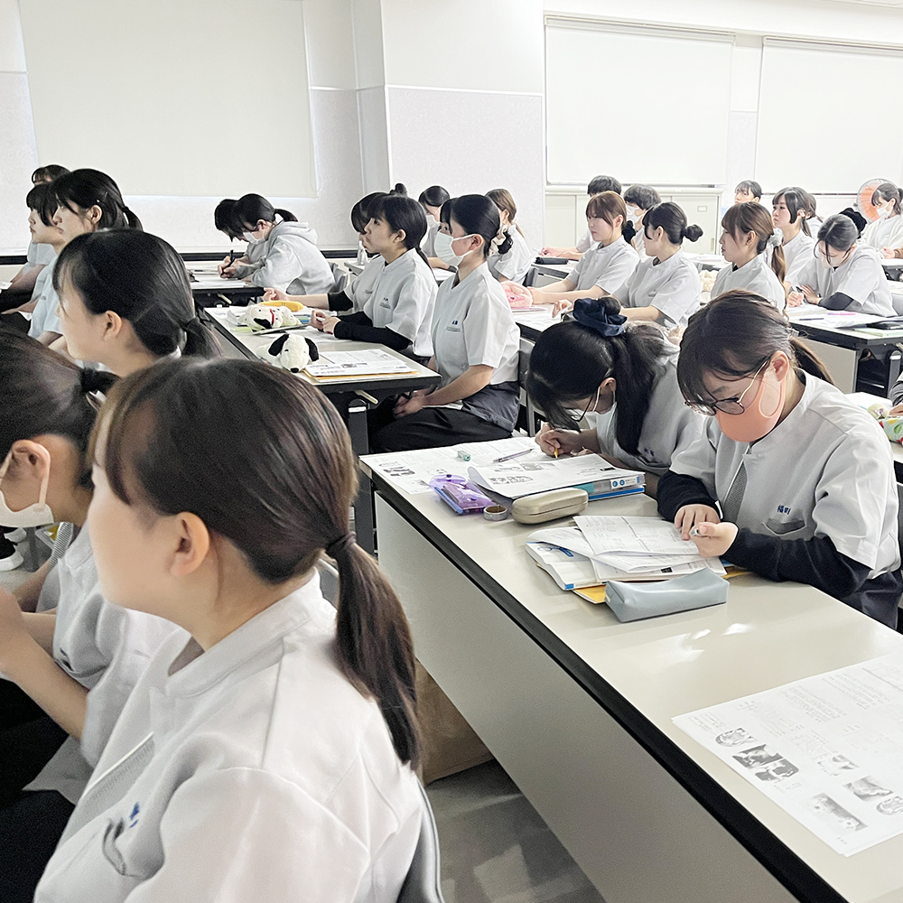 1年生が歯科衛生セミナーを受講